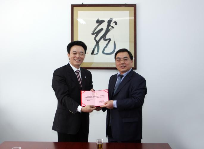 協通集團董事長唐慶余向山東大學晶體研究所所長、國家晶體重點實驗室主任陶緒堂頒發聯合研發中心主任的聘書