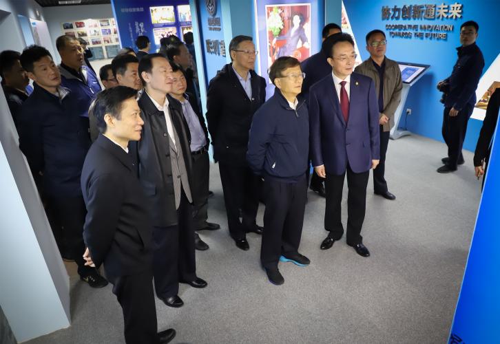 2018年11月14日  原中央政治局委員、中央政法委書記孟建柱與市、區(qū)有關(guān)領(lǐng)導(dǎo)一行蒞臨集團(tuán)走訪考察